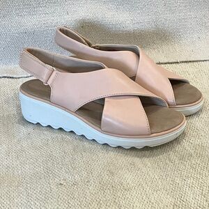Clarks Women's size 6 1/2  dusty rose Blush Sandals with Velcro at ankle